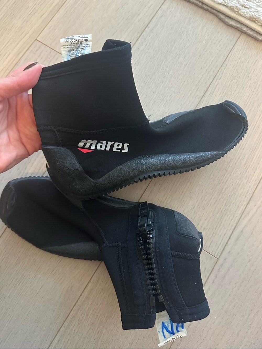 Mares wetsuit booties size 5